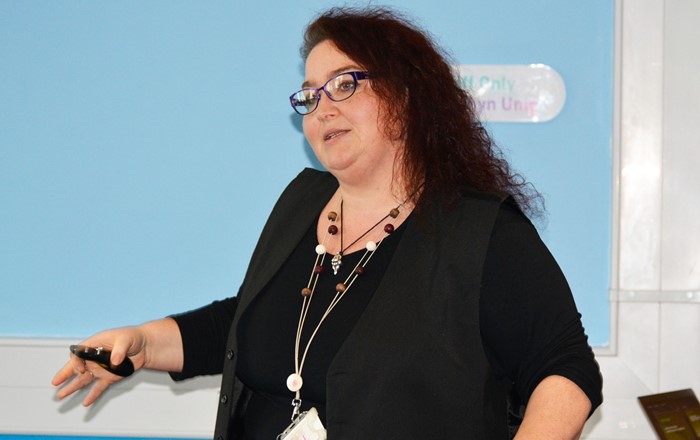 Arbenigwr mamolaeth prifysgol Dr Alys Einion-Waller yn cynnal dosbarthiadau cyn-geni ar-lein am ddim