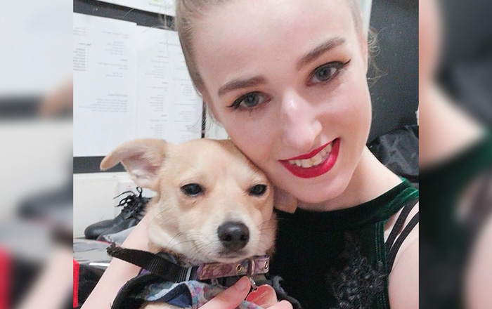 Yr hyfforddai CELTA ar-lein Emma Burton gydag Elsie, ei chi cymorth.
