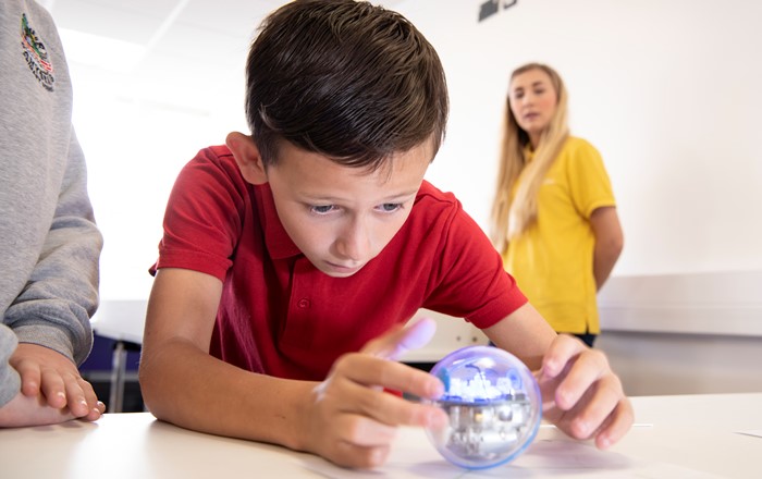 Pobl ifanc yn cymryd rhan mewn digwyddiadau Technocamps