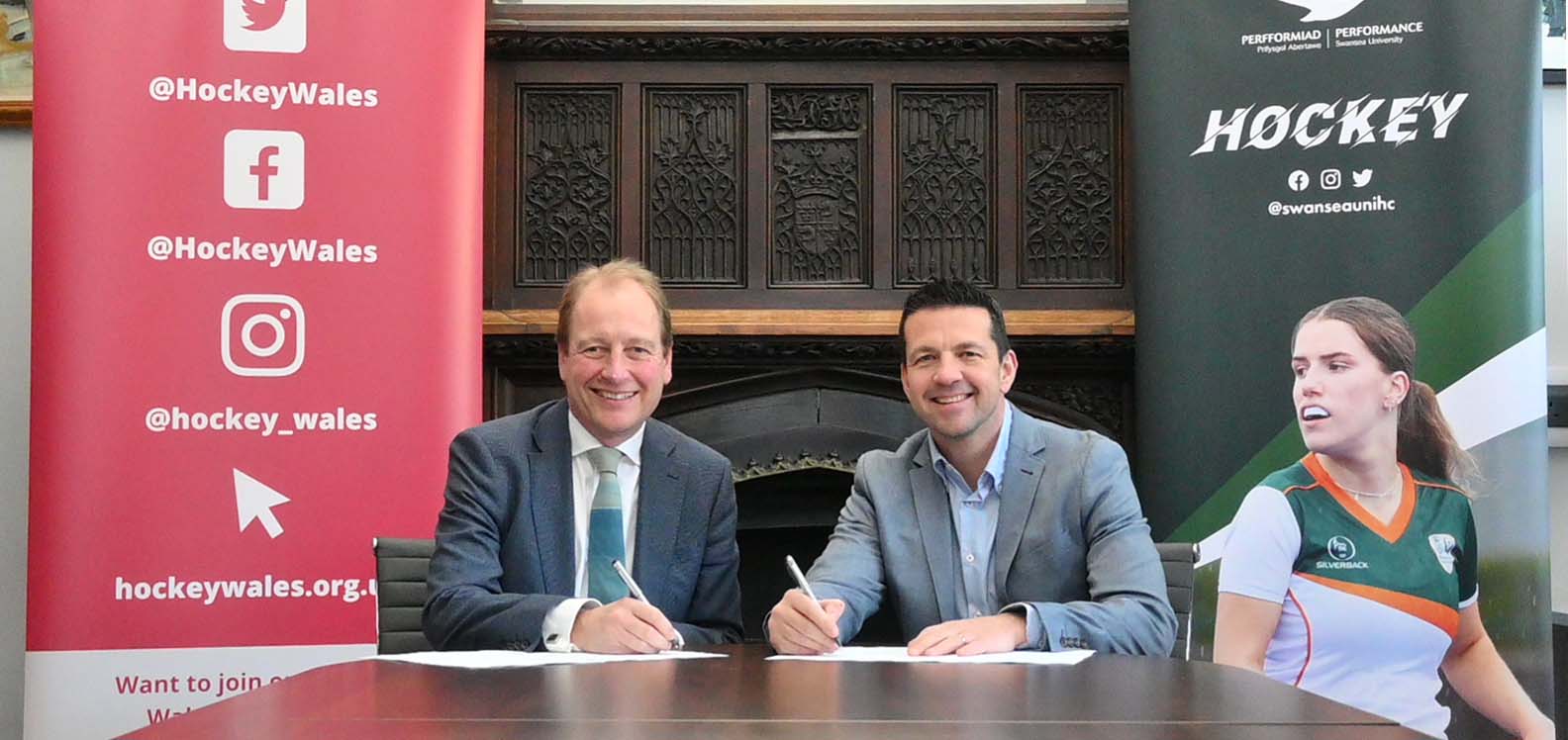 Yr Athro Paul Boyle, Is-ganghellor Prifysgol Abertawe, a Paul Whapham, Prif Weithredwr Hoci Cymru
