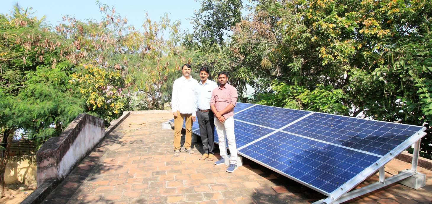 Ymchwilwyr o grŵp yr Athro Satish Patil yn Sefydliad Gwyddoniaeth India (IISc) yn Bangalore yn gosod micro-grid mewn ysgol yn Tamilnadu, India, fel rhan o brosiect SUNRISE Prifysgol Abertawe.