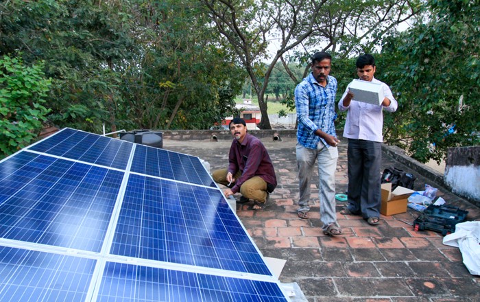 Ymchwilwyr o grŵp yr Athro Satish Patil yn Sefydliad Gwyddoniaeth India (IISc) yn Bangalore yn gosod micro-grid mewn ysgol yn Tamilnadu, India, fel rhan o brosiect SUNRISE Prifysgol Abertawe.