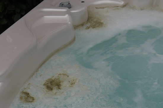 Dŵr sebon budr mewn bath